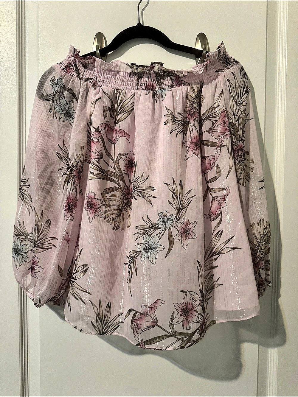 White House, Black market Floral Blouse in Pink Size Small Like New